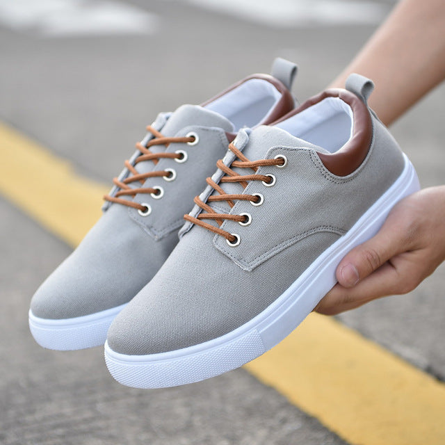 Sports canvas shoes